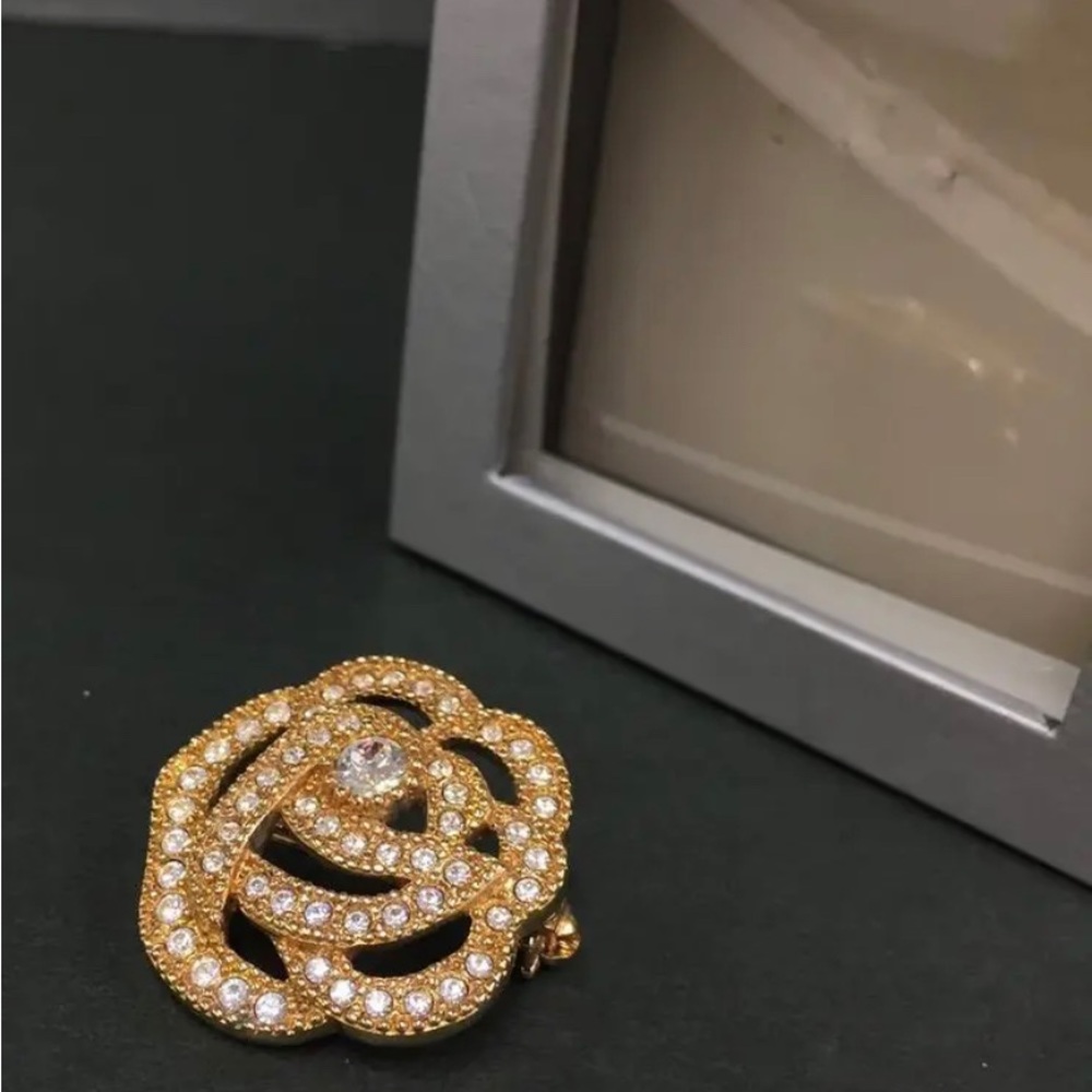 CHRISTIAN DIOR GOLD PLATED BROOCH PIN AUTHENTIC NEW WITH RHINESTONES!  FLOWER! - Picture 4 of 6